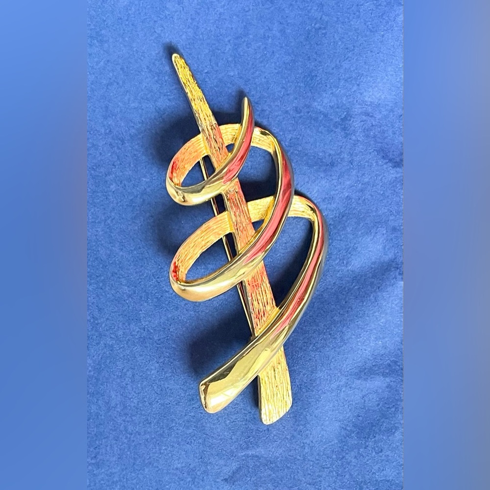 Vintage brooch gold tone signed jewelry  JJ@1986